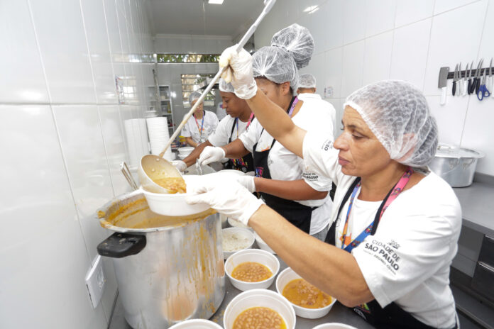 Rede Cozinha Escola servindo em marmitas as refeições que serão distribuídas em seguida, durante a inauguração da 60ª unidade do projeto.