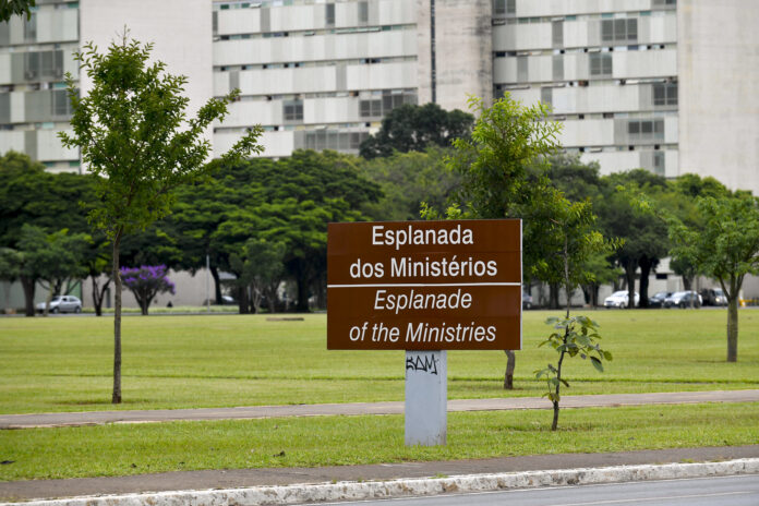 Placa de entrada na Esplanada dos Ministérios, em Brasília - DF.