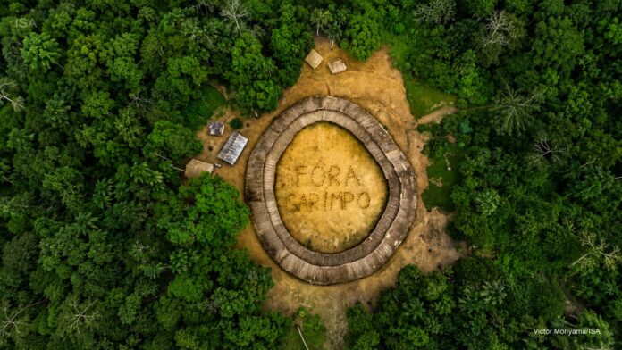 Vista aérea de aldeia Yanomami cercada pela floresta amazônica