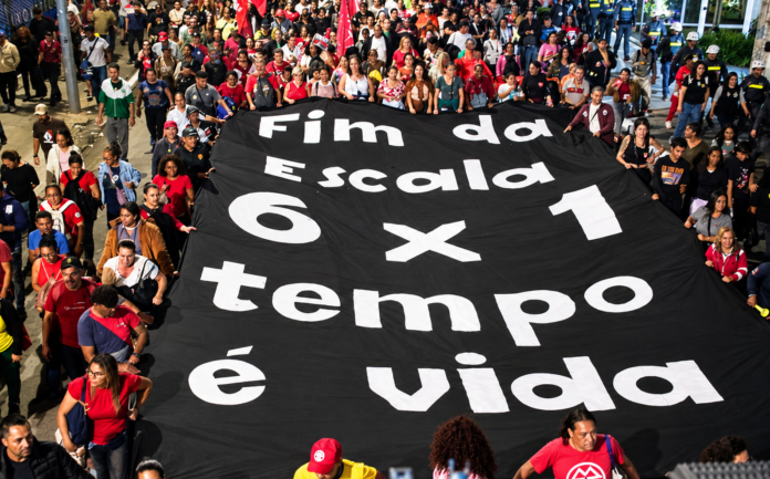 Manifestantes pelo fim da escala 6x1 em ato na avenida Paulista